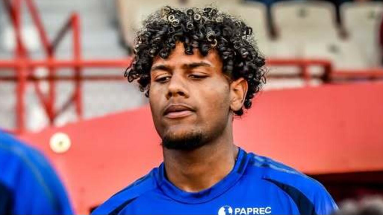 Jogador do FCVB usa equipamento azul em campo