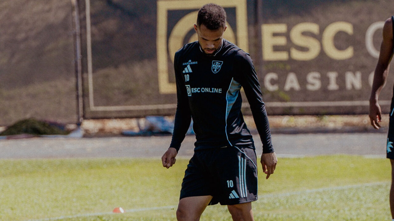 Pablo Roberto veste a camisola 10 do Casa Pia, após duas épocas com o número 80