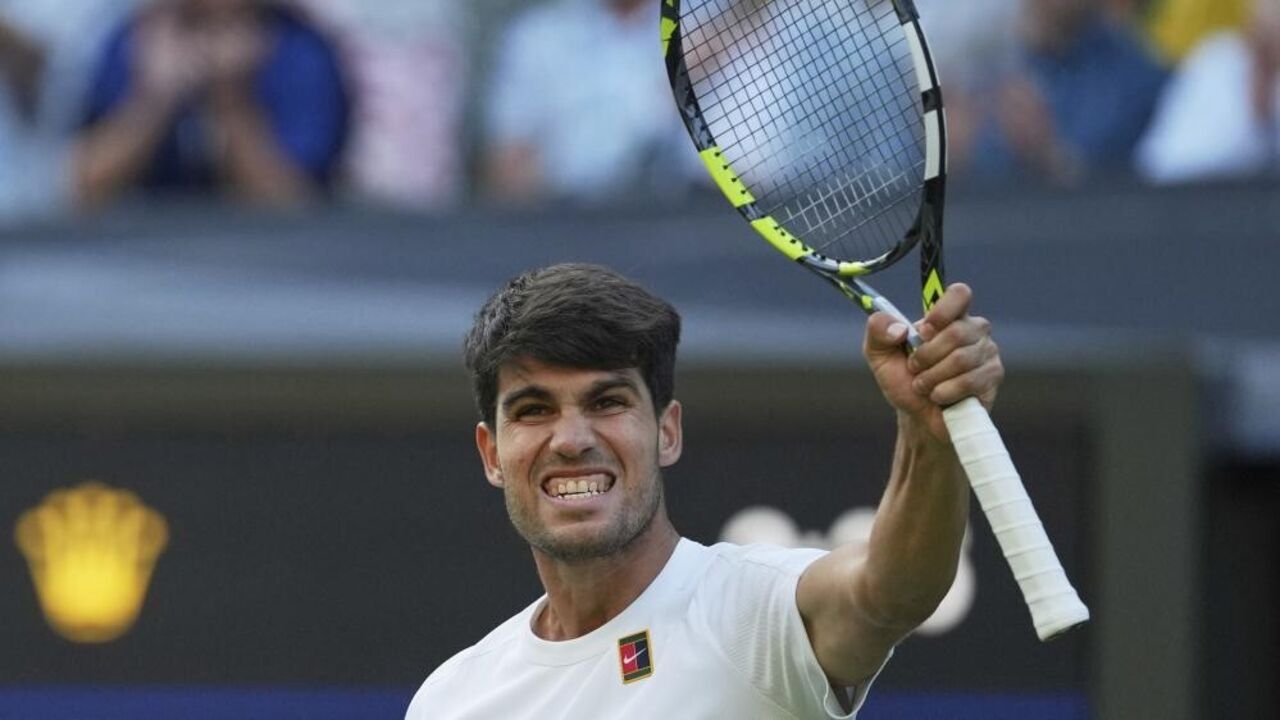 Carlos Alcaraz celebra um ponto durante um jogo de ténis em Wimbledon