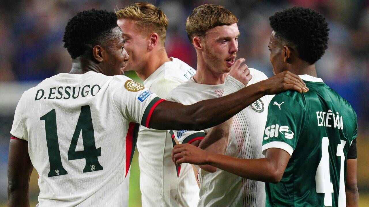 Palmer, Estêvão e Essugo juntos num jogo de futebol