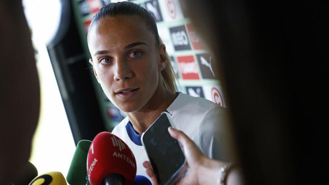 Lúcia Alves a falar aos jornalistas