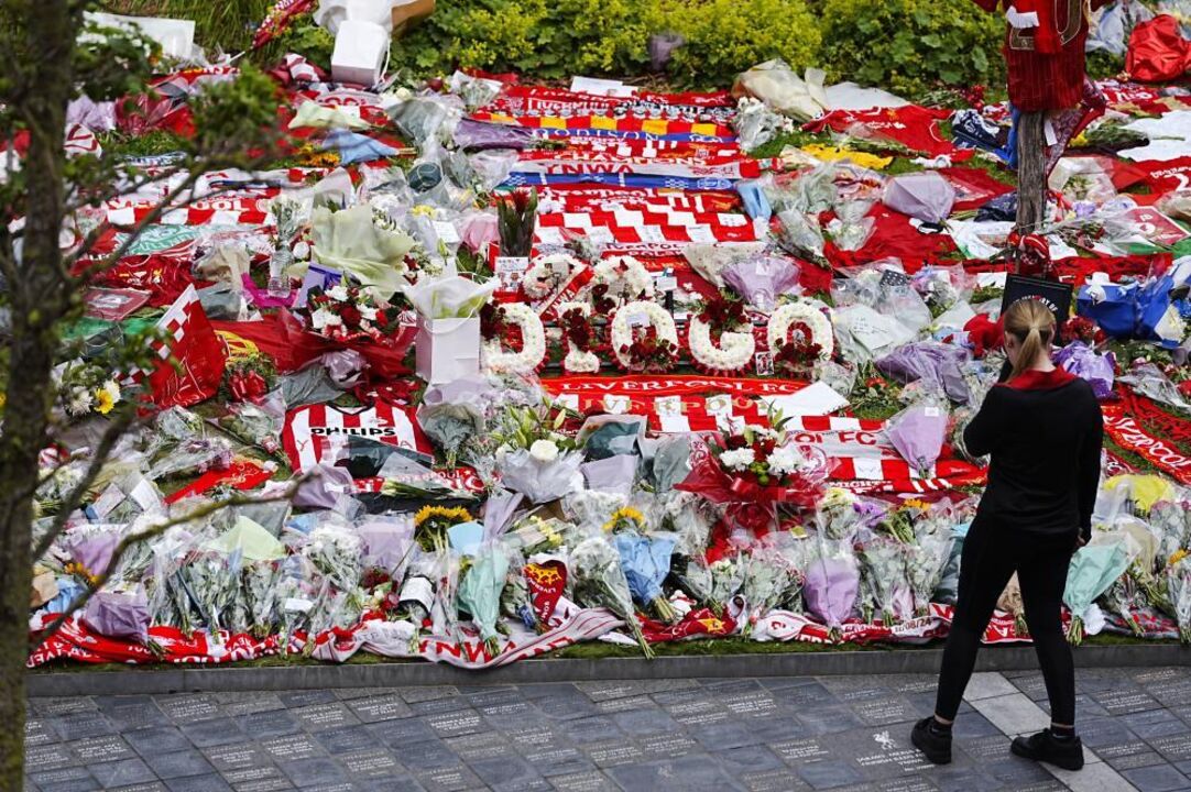 Adeptos do Liverpool homenageiam Diogo Jota com flores e cachecóis em Anfield