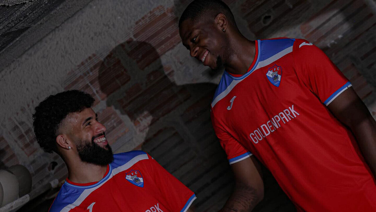 Gil Vicente apresenta equipamentos 2025/26 com as cores vermelho, azul e branco