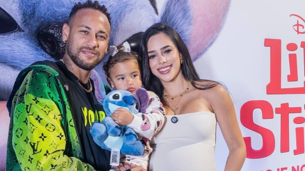 Neymar com a namorada e a filha em evento de filme infantil