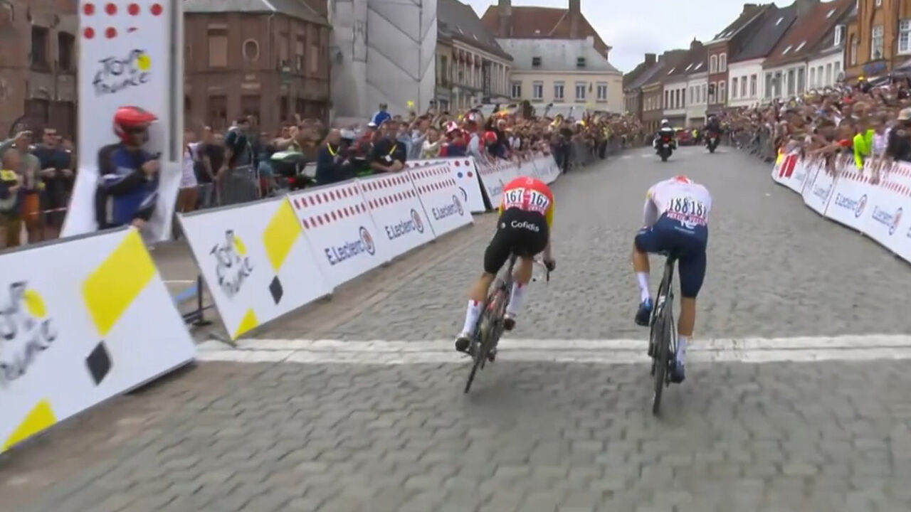 Ciclistas disputam a liderança na etapa do Tour de France