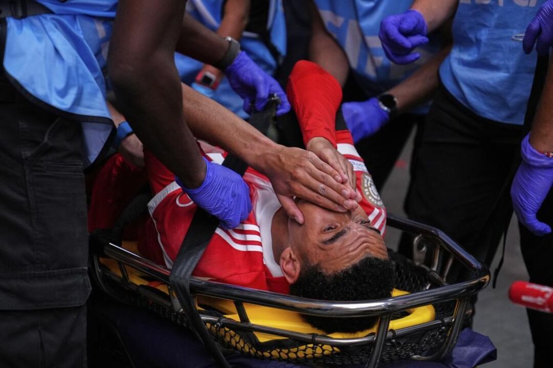 Musiala lesiona-se com gravidade no PSG-Bayern e sai de maca em lágrimas