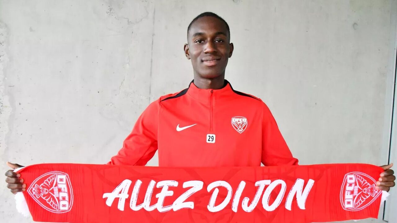 Davy Gui, reforço do Alverca, exibe o cachecol do Dijon