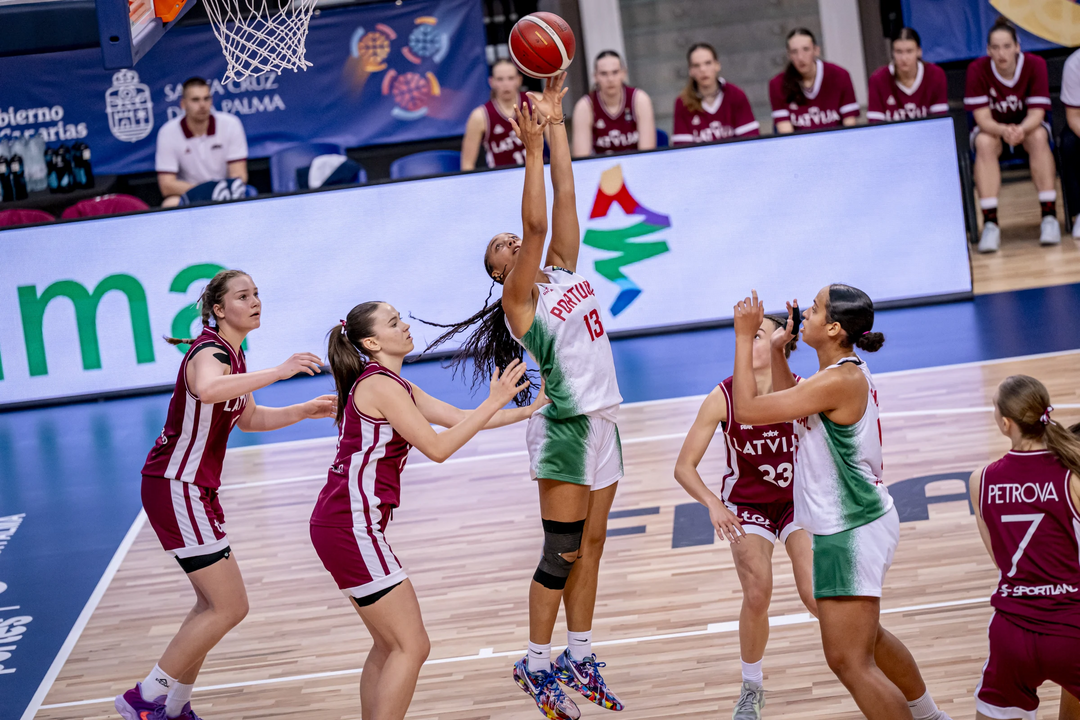 Jogo de basquetebol entre Portugal e Letónia, com jogadoras em ação
