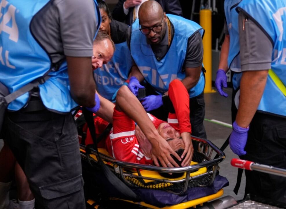 Musiala sofre lesão após dividida com Donnarumma e recebe assistência médica