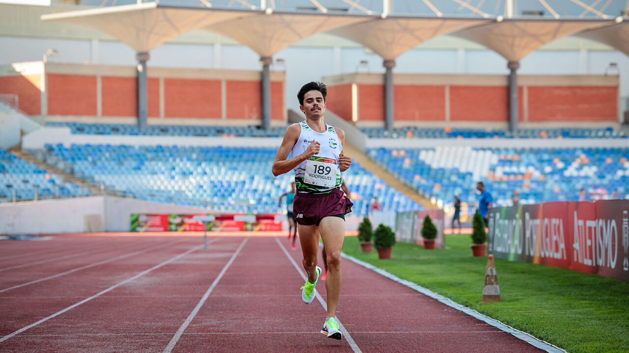 Rodrigo Alcobia e Petra Santos destacam-se nos nacionais de atletismo sub-23 em Coimbra