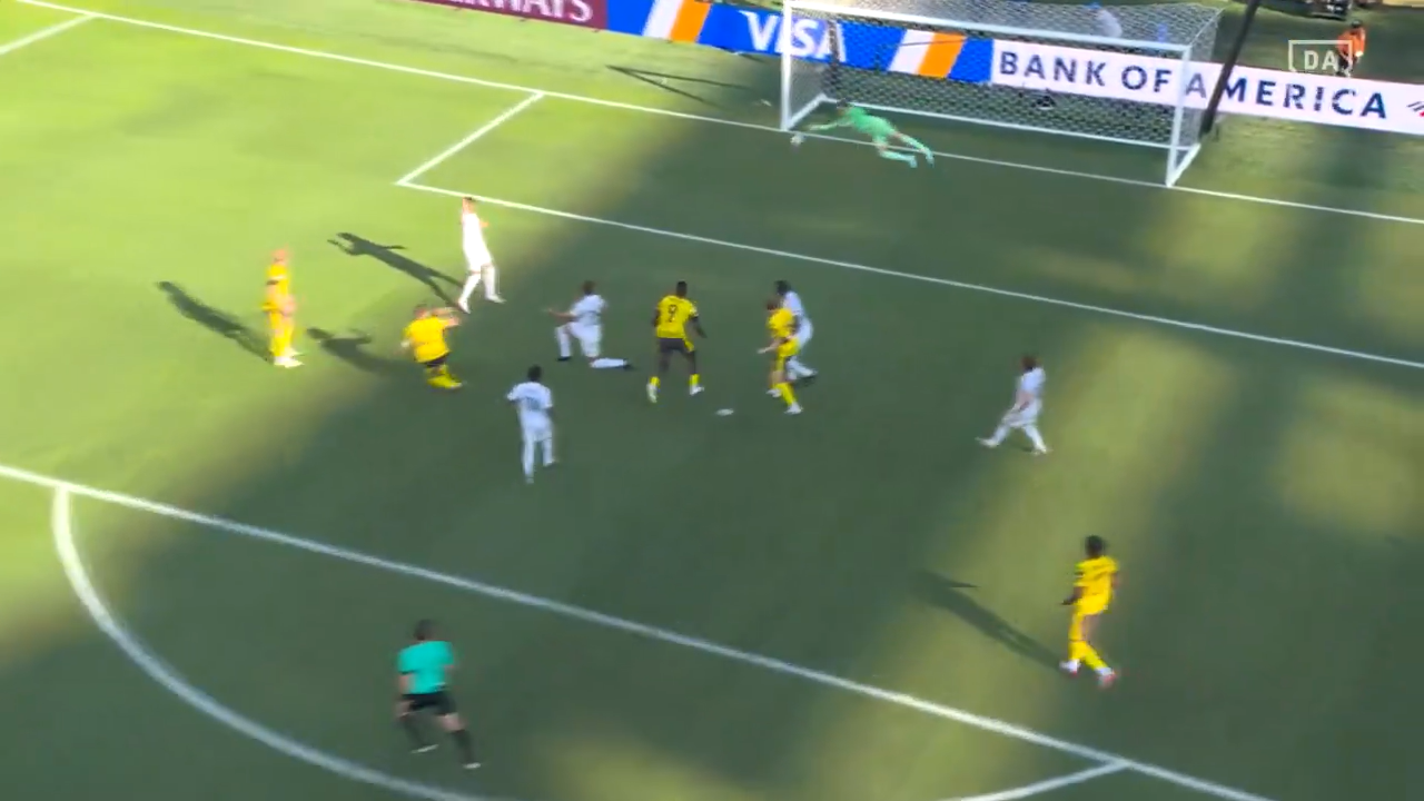 Courtois salva o Real Madrid contra o Borussia Dortmund com defesa crucial aos 90+8'.
