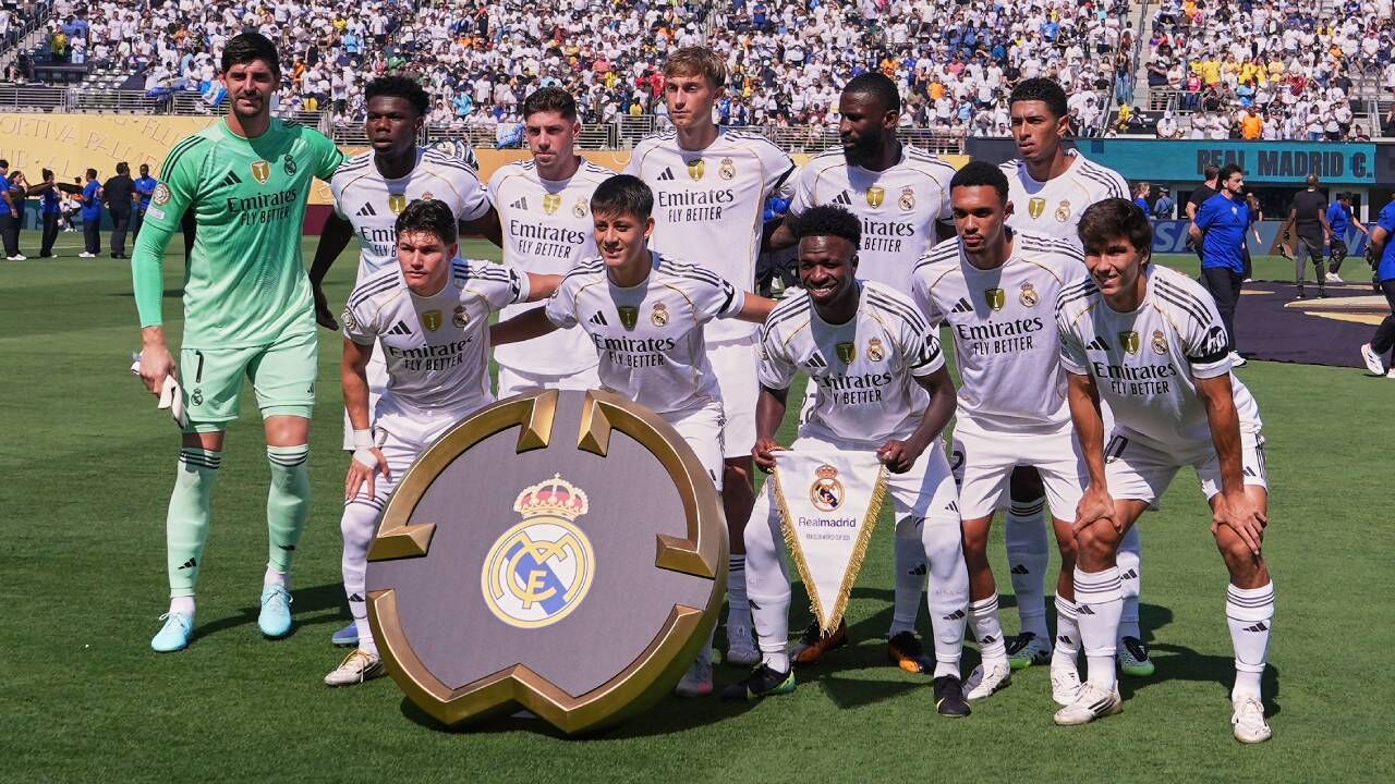 Equipa do Real Madrid posa para foto de grupo
