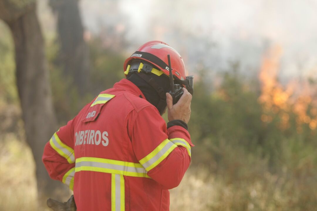 Bombeiro comunica, com fogo no horizonte