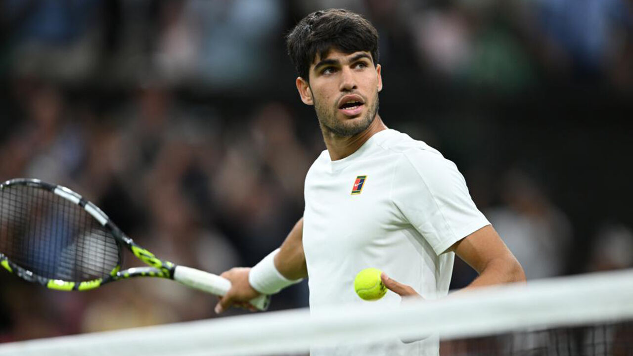 Carlos Alcaraz avança para os quartos de final em Wimbledon, após vencer Andrey Rublev