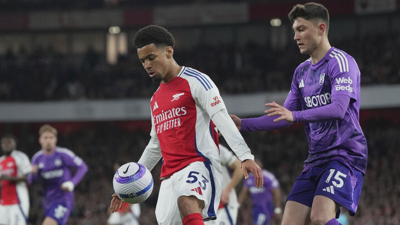 Jorge Cuenca (à direita), do Fulham, num duelo com Ethan Nwaneri, do Arsenal