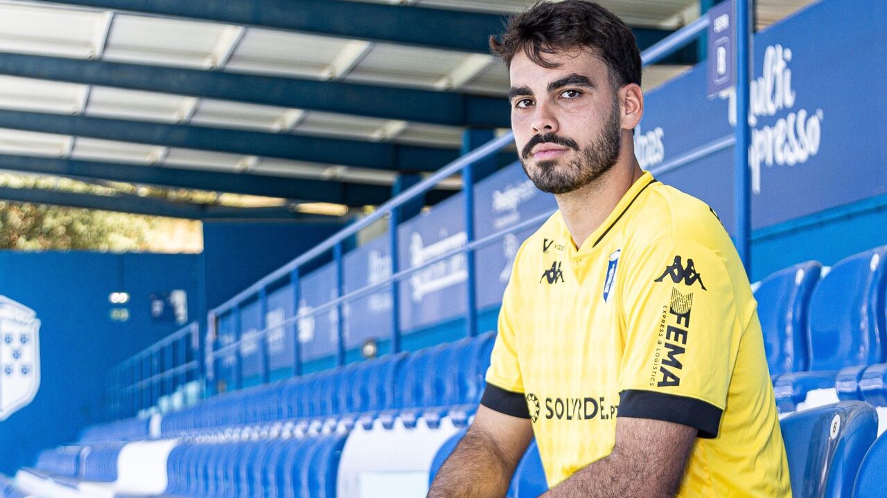 Jogador do Vizela posa no estádio com a camisola do clube
