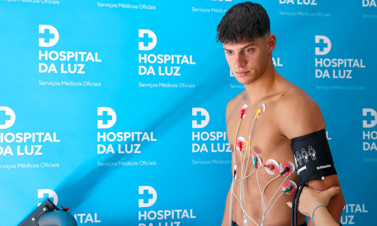 Jogador do Benfica B realiza exames médicos no Hospital da Luz, no Seixal