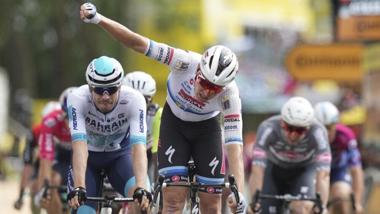 Tim Merlier vence etapa em Dunquerque num sprint marcado por quedas