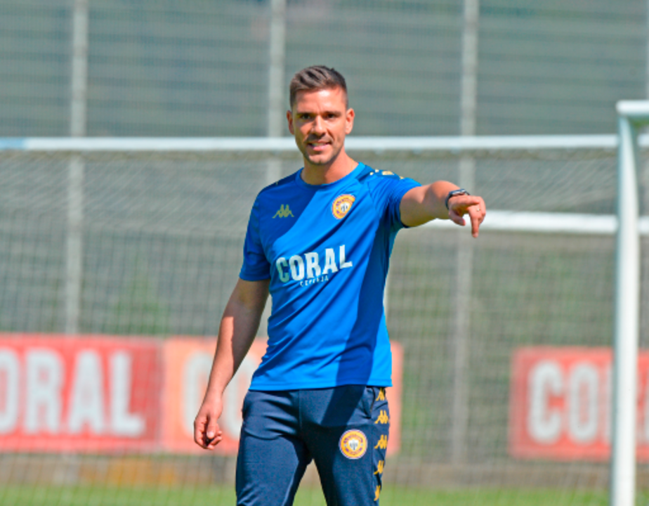 Treinador indica o caminho durante treino do clube