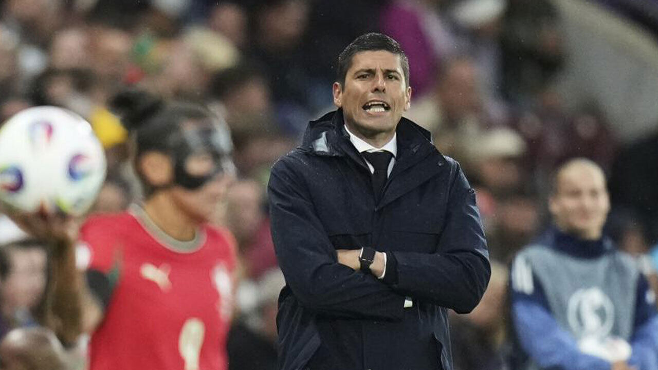 Francisco Neto acompanha jogo da seleção feminina.
