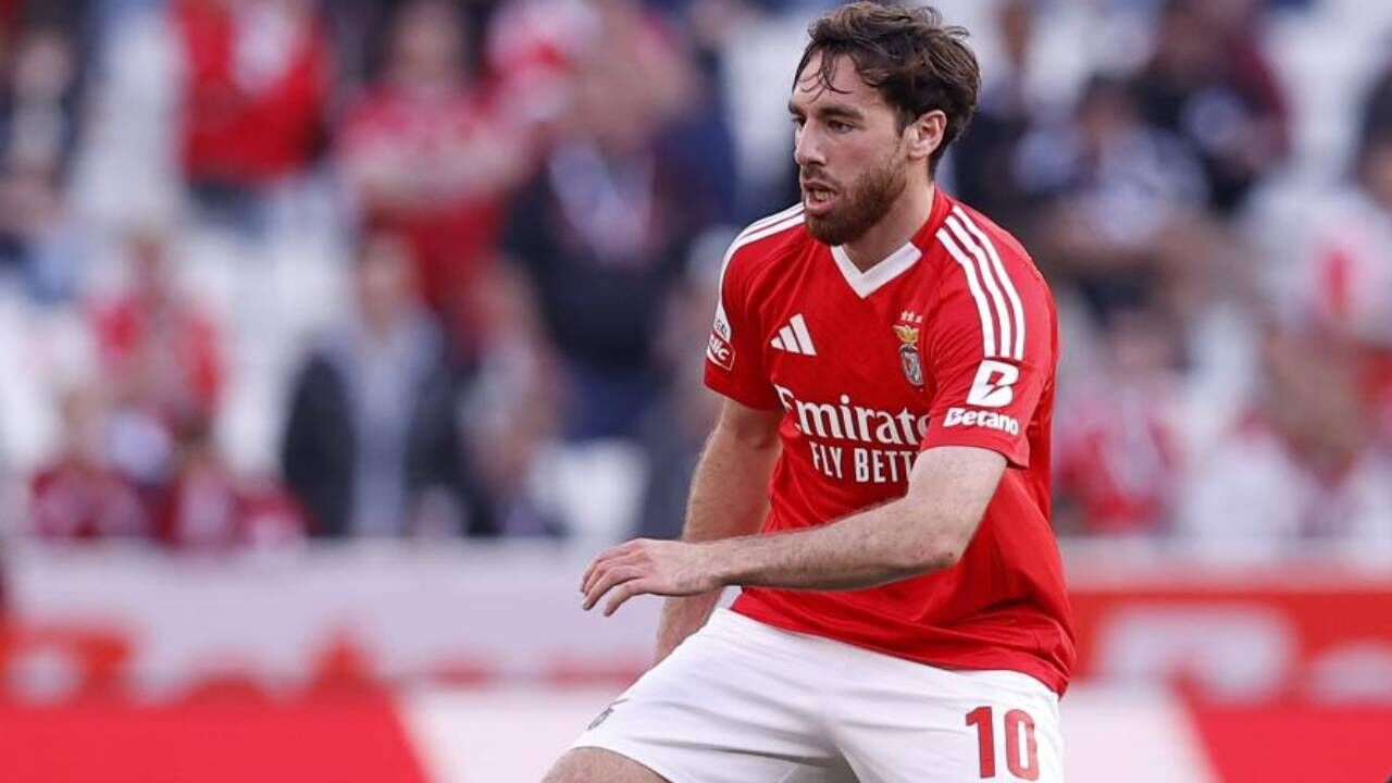 Besiktas demonstra interesse em jogador do Benfica durante negociação por Kökçü.
