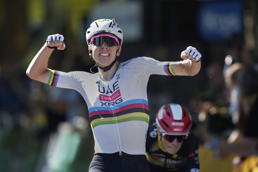 Tadej Pogacar alcança 100 vitórias profissionais e entra para o restrito grupo
