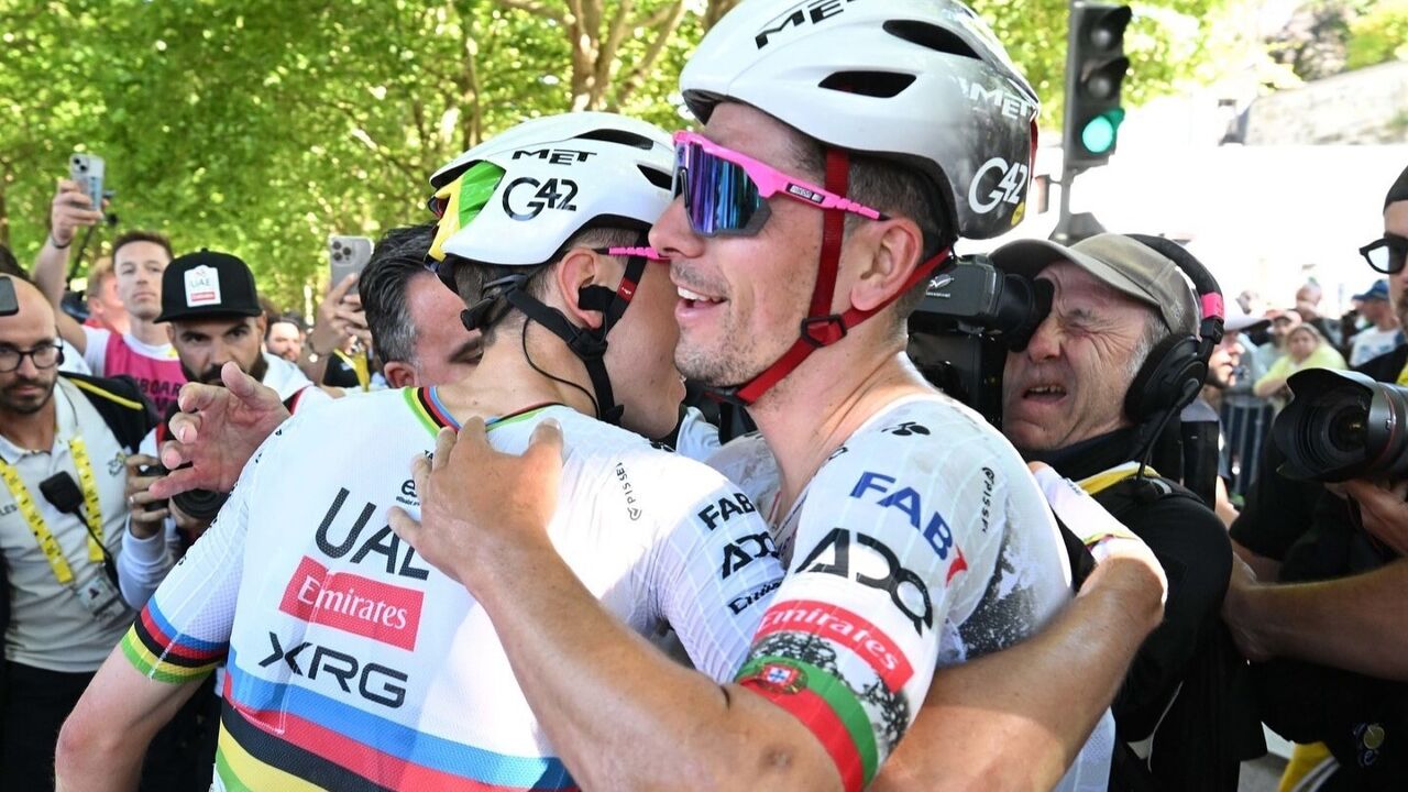 João Almeida celebra com Pogacar após vitória alcançada