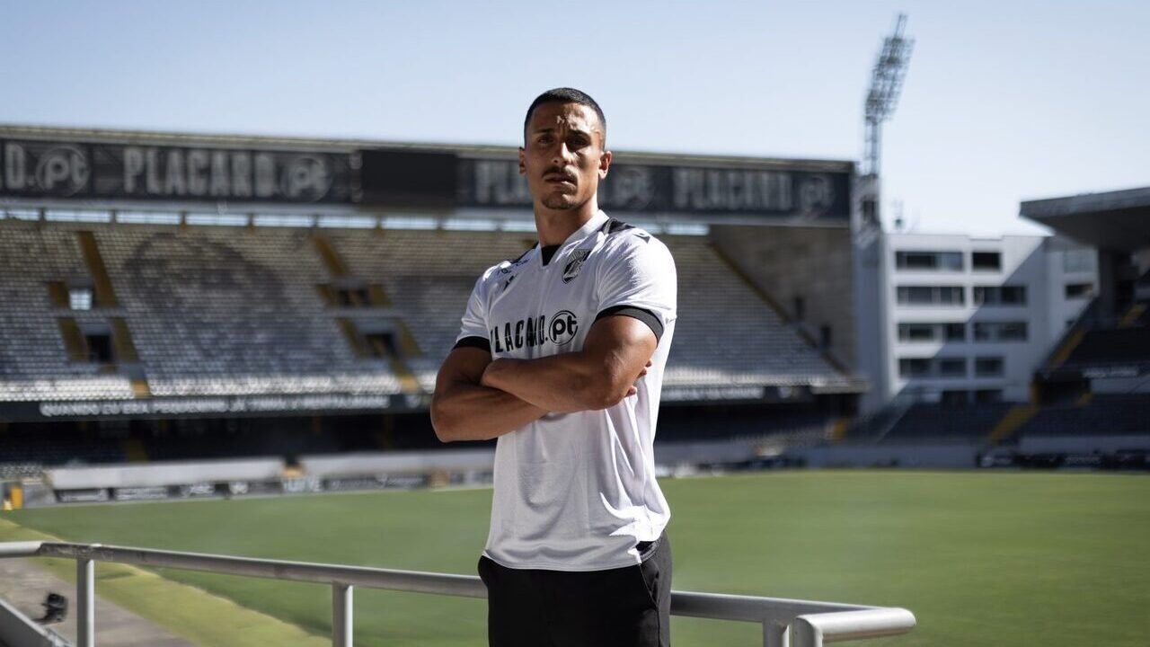 Rodrigo Abascal assina pelo V. Guimarães até 2027 após passagem pelo Boavista