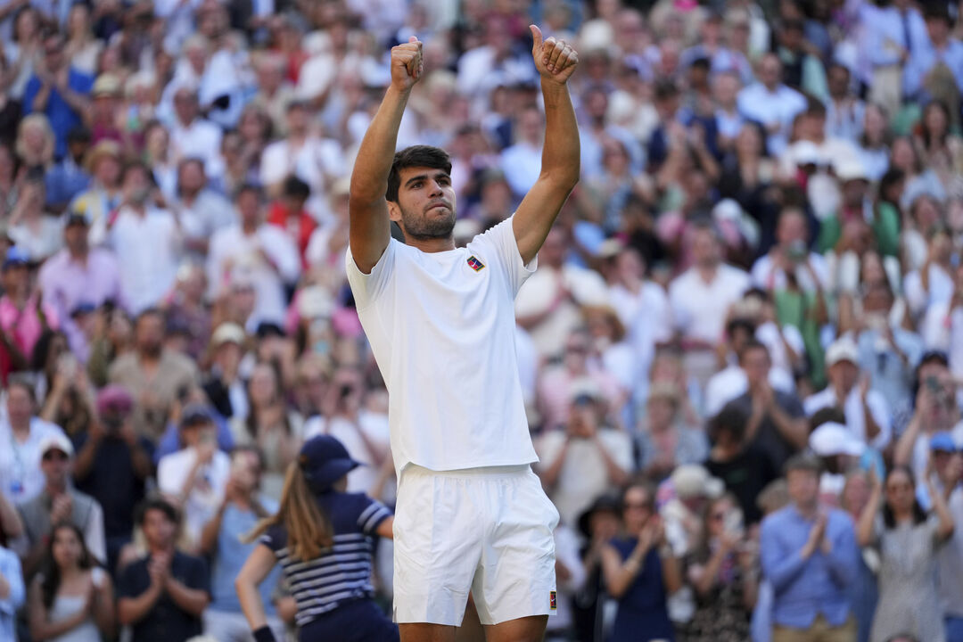 Alcaraz avança para as 'meias' de Wimbledon com 23ª vitória consecutiva