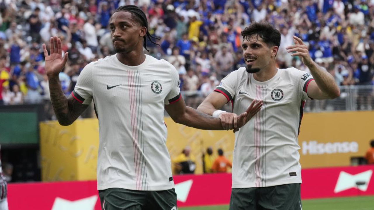 Jogadores do Chelsea celebram durante partida com Fluminense