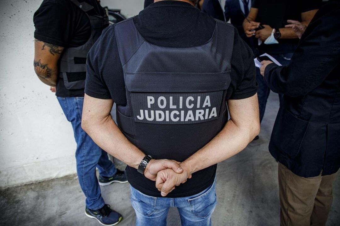 Agentes da Polícia Judiciária aguardam instruções