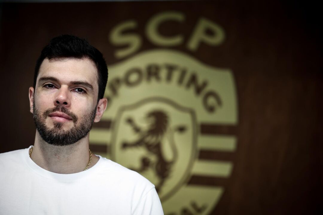 Tiago Barth renova contrato com o Sporting para a próxima época