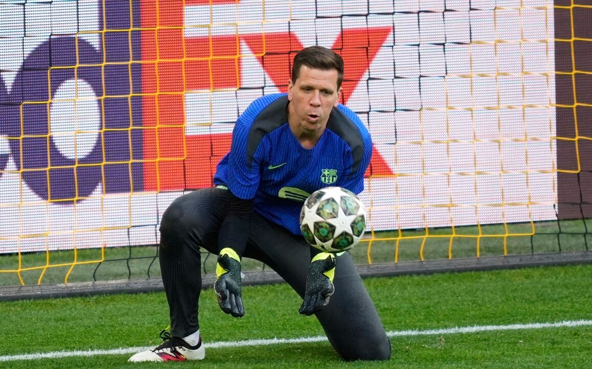 Guarda-redes do Barcelona prepara-se para defender a baliza durante um jogo