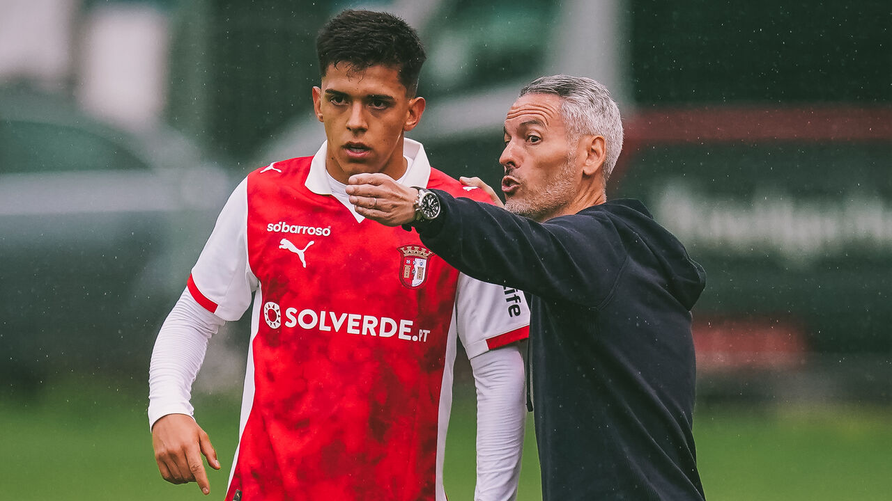 O treinador Carlos Vicens orienta um jogador do Sp. Braga durante o jogo com o Wolfsberger