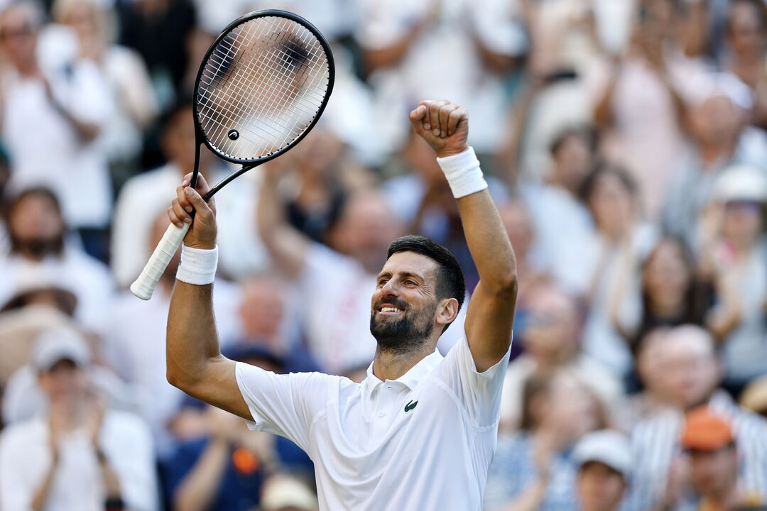 Djokovic festeja após vencer Sinner no torneio em Londres