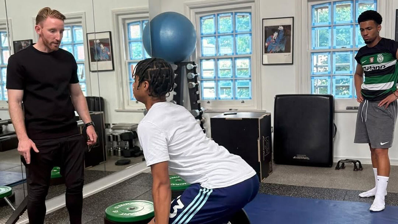 Ethan Nwaneri, jovem avançado do Arsenal, treina com camisola... do Sporting