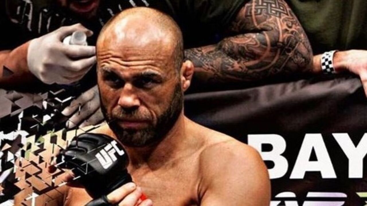 Randy Couture hospitalizado após acidente durante treino de automobilismo