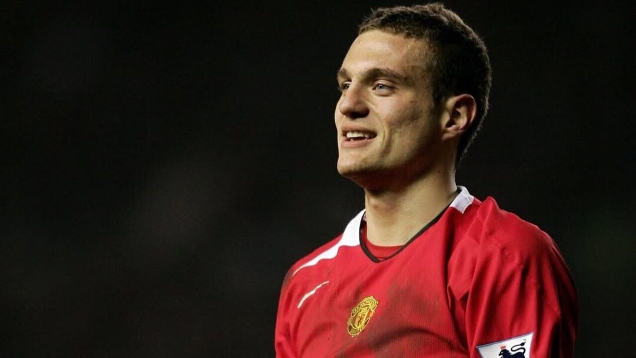 Vidic critica gestão do Manchester United e gastos em jogadores sem caráter.
