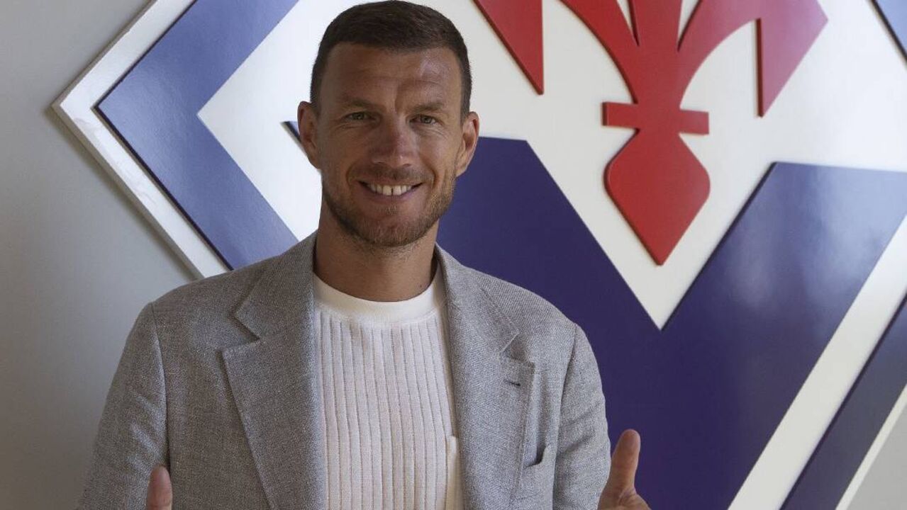 Edin Dzeko assina contrato com a Fiorentina até 2026, com opção de prolongamento