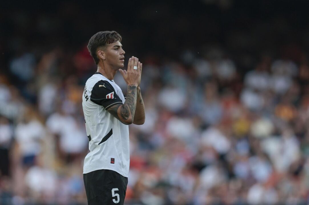 Enzo Barrenechea, alvo do Benfica, superou desafios rumo ao futebol europeu