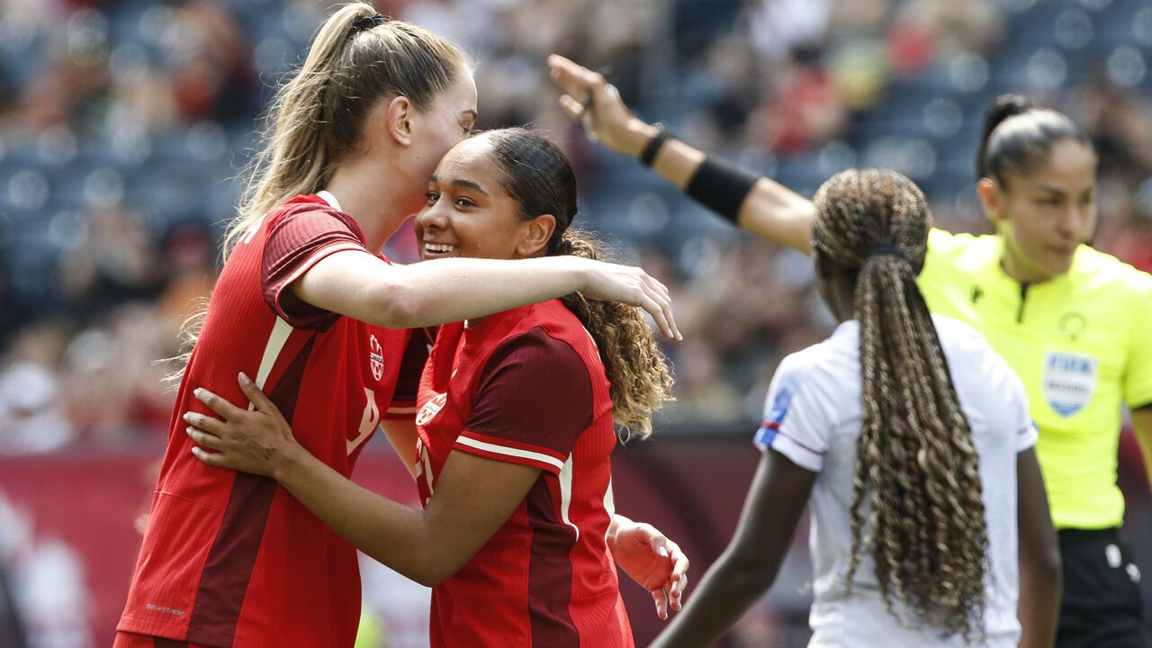 Olivia Smith festeja pela seleção do Canadá