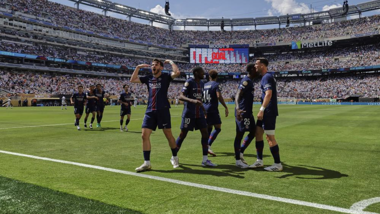 Jogadores do Paris Saint-Germain celebram golo no Estádio MetLife, em Nova Jérsia