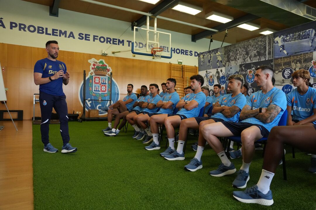 Farioli fala aos jogadores do FC Porto