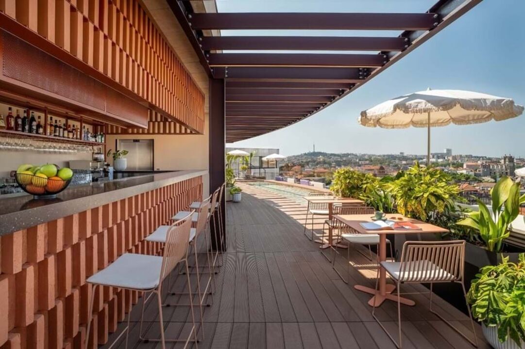 Com vista privilegiada para a cidade do Porto, o novo rooftop do hotel The Social Hub é ideal para petiscar