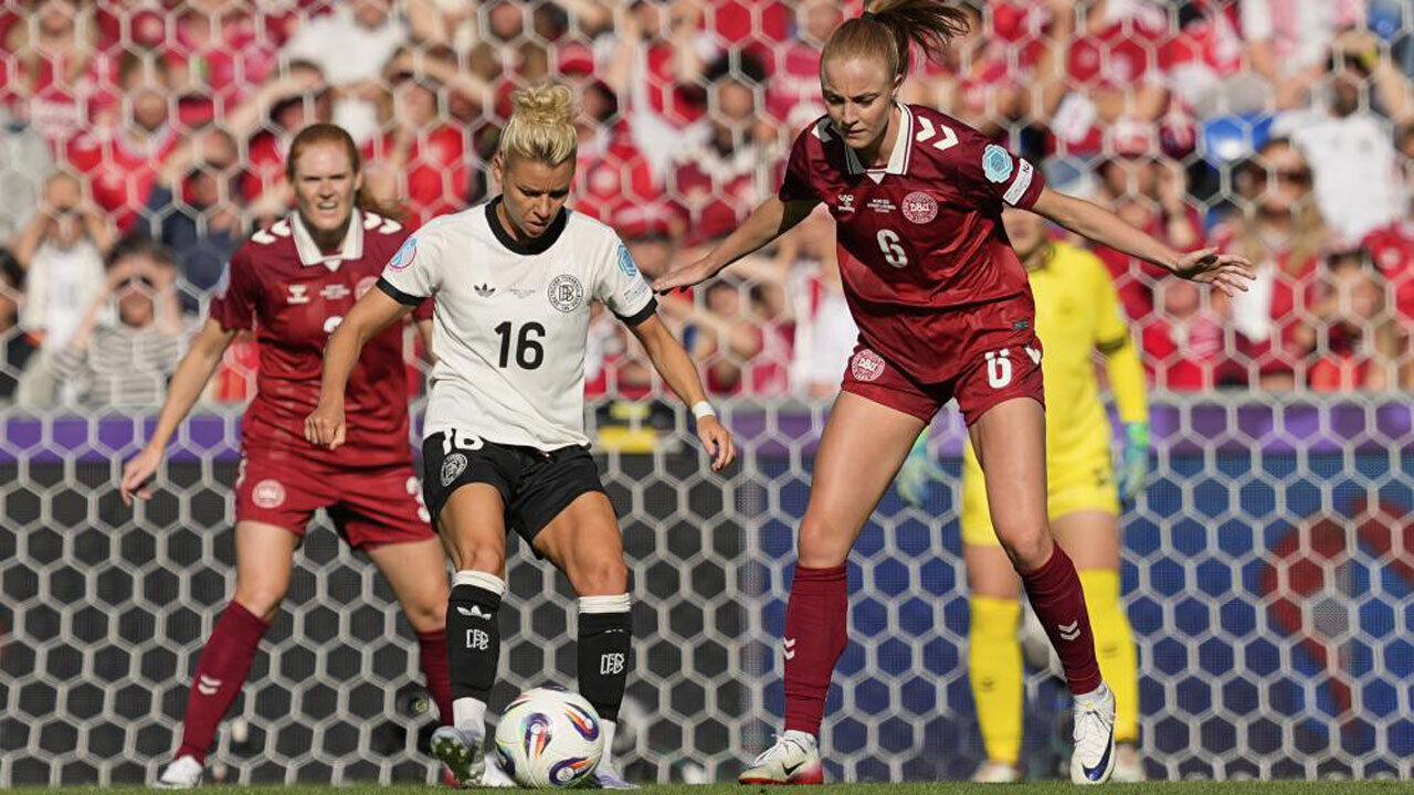 Linda Dallmann (à esquerda) durante o Alemanha-Dinamarca do Europeu feminino 