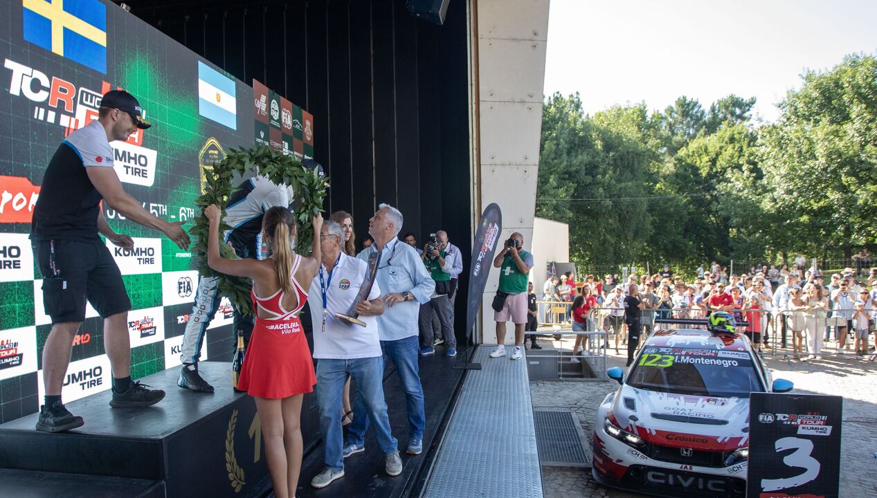 Alexandre Favaios, autarca de Vila Real, cumprimenta piloto sueco Thed Björk