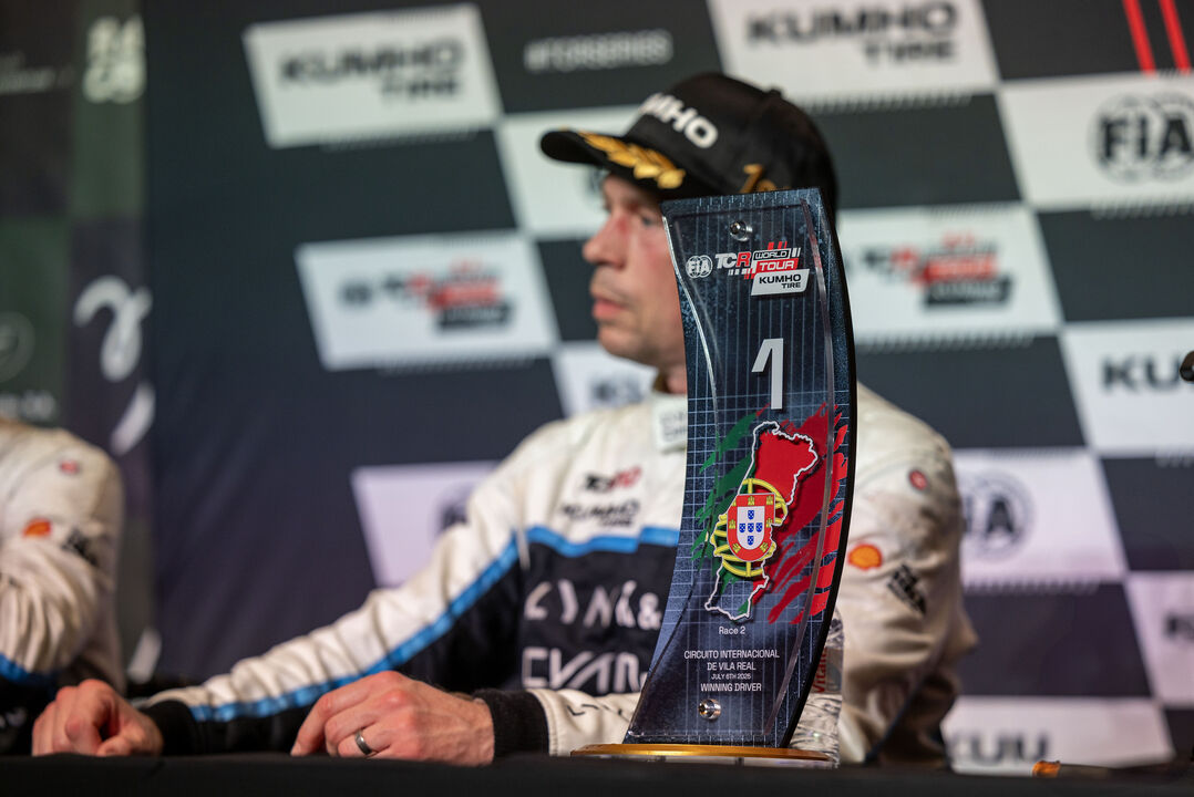 Thed Björk venceu a segunda corrida do Kumho FIA TCR World Tour