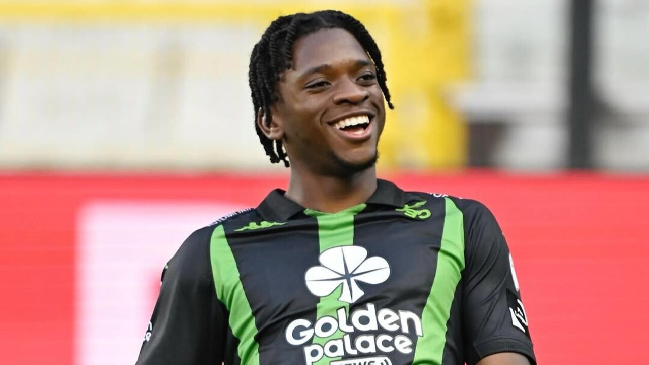 Nazinho, alvo de Roma, Real Sociedad e Celtic, avalia opções de transferência.
