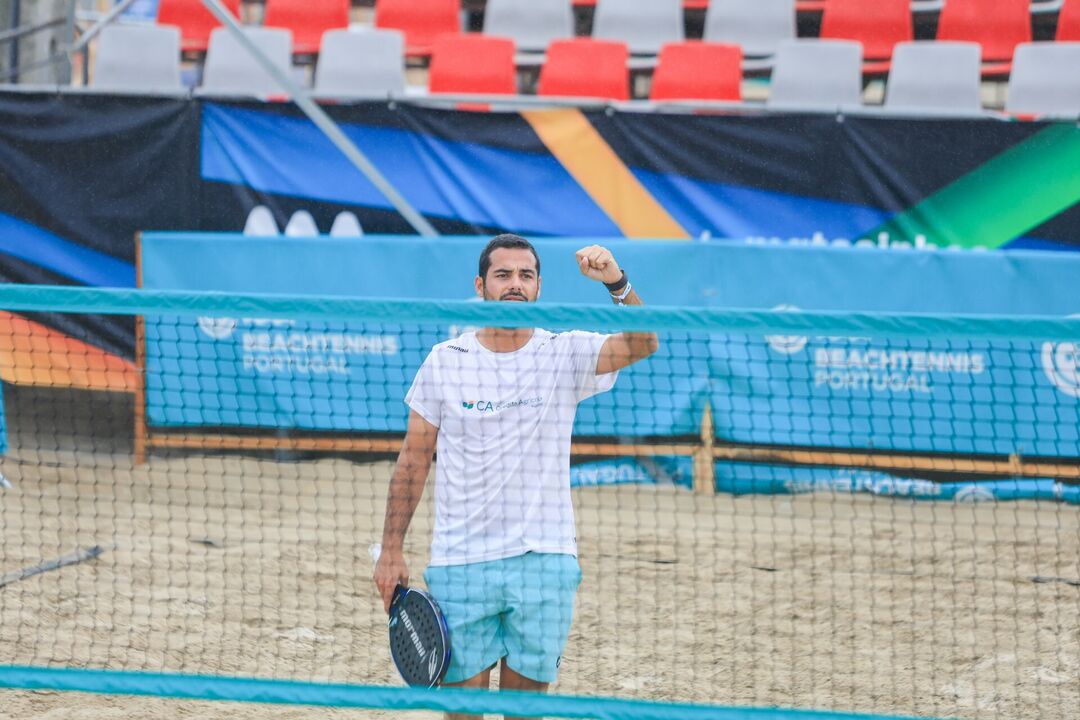 Martim Sousa festeja vitória no Sand Series de Matosinhos
