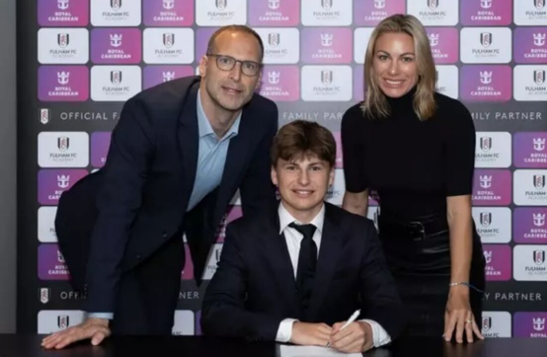 Damien Cech, filho de Petr Cech, assina contrato profissional com o Fulham